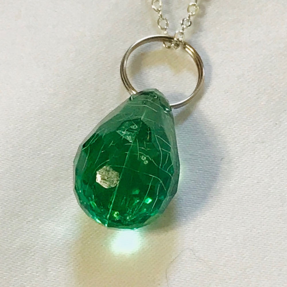 Green Crystal style pendant necklace - Picture 2 of 6